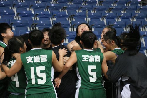 李台英（リー・タイイン）ヘッドコーチと歓喜の抱擁