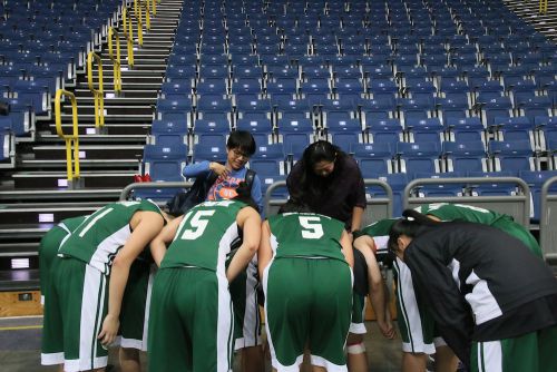 健闘をたたえ合います