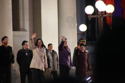 会場を後にする蔡英文(ツァイ・インウェン)総統(左から3人目)と陳建仁(チェン・ジェンレン)副総統(左から5人目)
