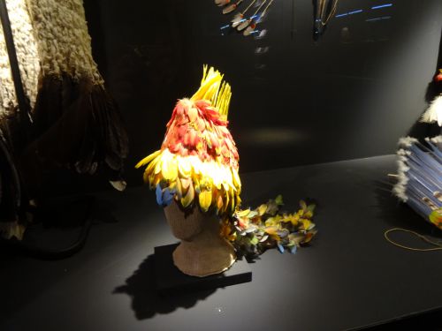 鳥の羽根を組み合わせて作った帽子