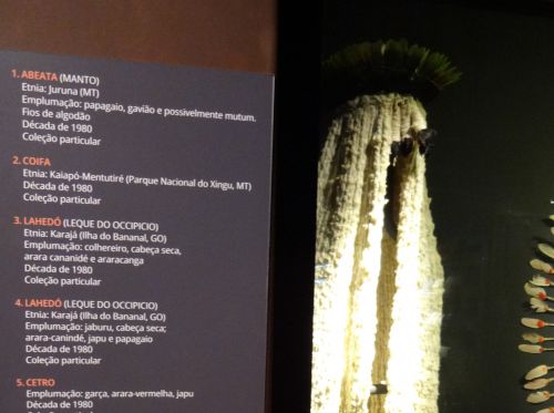 作品の説明には使用された様々な羽根の鳥の種類が明記されている