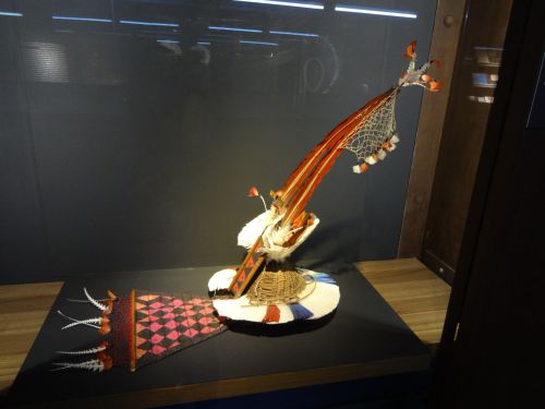 鳥の羽根を組み合わせて作った帽子