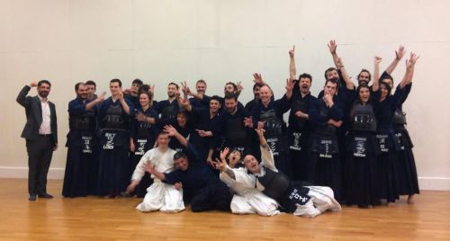 合同稽古の集合写真。フランスらしい一枚