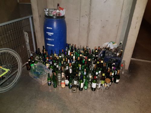 住んでいるマンションの瓶類分別スペース。チリはホームパーティーが多く、ワインやお酒のビンが山積み