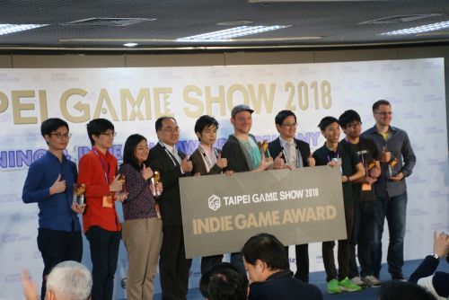 インディーズゲームの表彰式で、グランプリなどを受賞した開発者たち