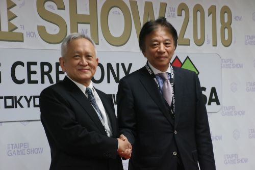 握手を交わす台北市電腦協會の杜全昌総幹事(左)と一般社団法人コンピュータエンターテインメント協会(CESA)の岡村秀樹会長(右)