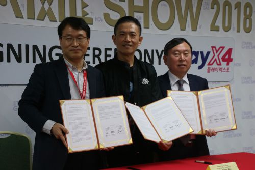 調印書を見せるSunggil Moon氏(韓国京畿文化産業振興院、左)と呉文榮氏(台北国際ゲームショープロデューサー、中)とChoonggyoo Choi氏(韓国 KINTEX監事、右)