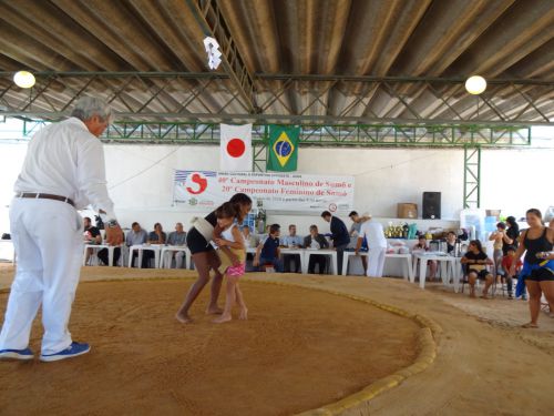 相撲大会で土俵に上がるブラジルの少女