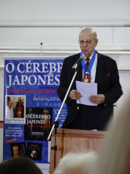 再出版記念会で話されるマリーノ氏