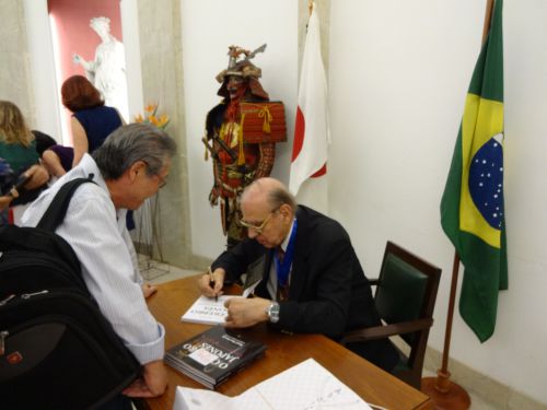 再出版記念会でサインするマリーノ氏