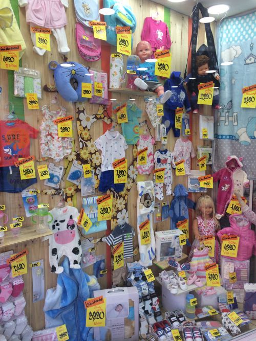 赤ちゃん用品店。店に置いてある商品が一目で分かるようなディスプレー