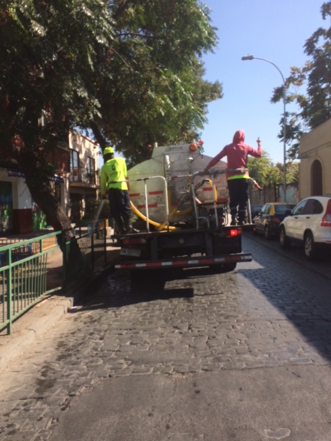旧市街で放水車で街路樹に大胆に水を掛ける作業員たち。サンティアゴの行政が行っています