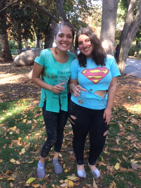 手に持ったプラスチックのコップでお金を集める新入生。２万ペソ（約4千円）近くというノルマがあるのだとか