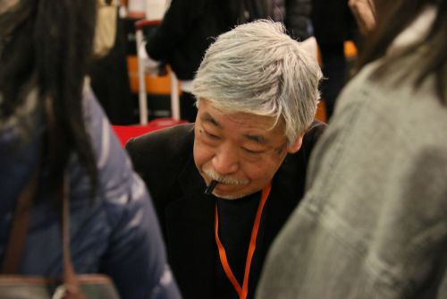 サイン会でペンを走らせる絵本作家の小林豊さん