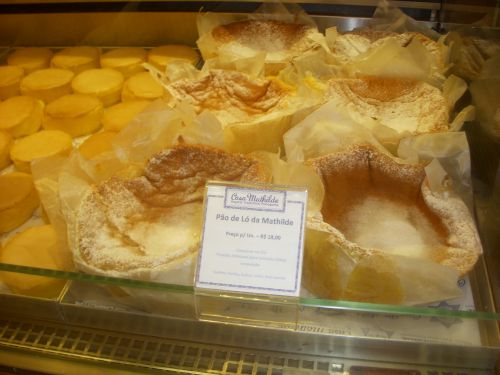 ポルトガル菓子店で販売されているカステラのルーツと言われるポン・デ・ローの一種