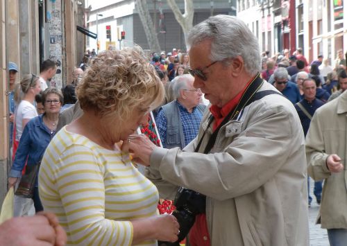 黄色のバラのブローチを購入し、すぐに着けてあげているセニョール