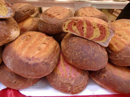 中からカタルーニャ地方旗が現れるパン!?　ディナーの演出に良いですね