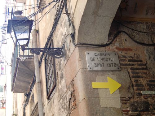 宿泊施設通りサン・アントニ。つい入りたくなる矢印が