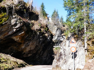 前進するのが怖いような、傾斜のある山道を通ってホテルへ