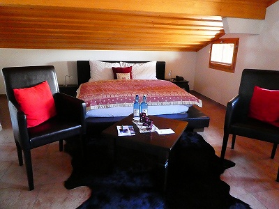 シャレーホテルの部屋。山小屋の屋根裏部屋っぽいスタイルがスイスらしいですね
