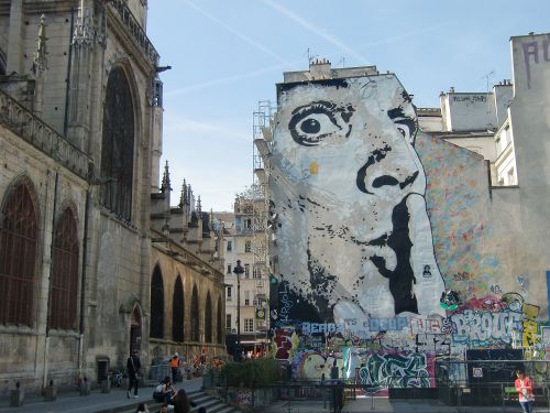 ポンピドーセンター横の広場で