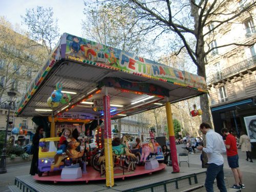 パリ9区の交差点中央にあった回転木馬