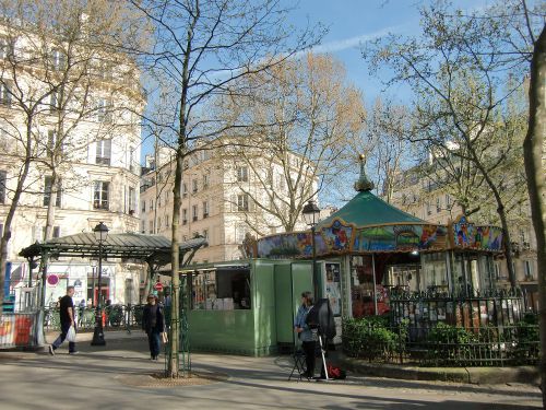 地下鉄を出た広場に当然のごとく存在する