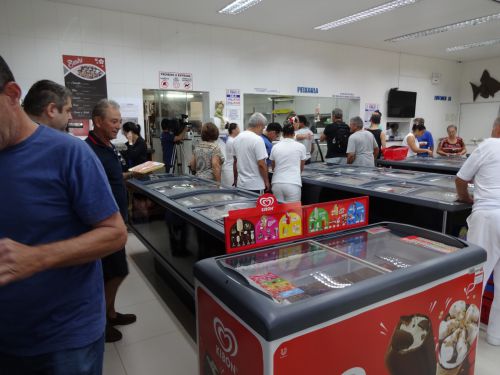 冷凍保存されさまざまな魚が販売されているピラジュー