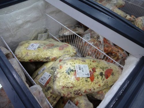 ピラジューで開いた大きなサバにピザ風にたっぷりとチーズをのせて冷凍保存された魚料理