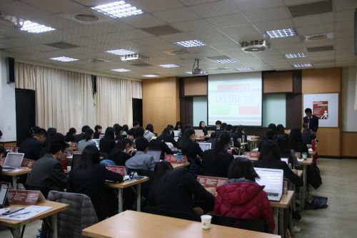 代表によるスピーチの様子