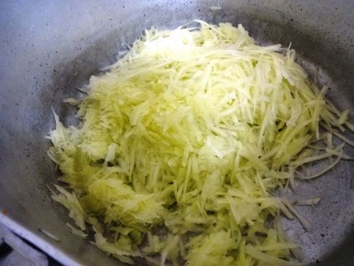 細かくした未完熟のパパイヤ。砂糖で煮詰めてジャムを作る