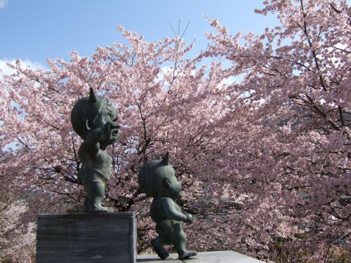 新見市城山公園で鬼たちと一緒にお花見です