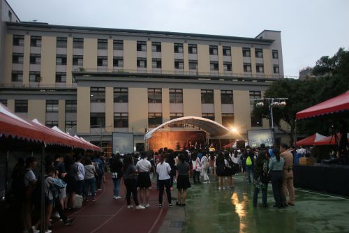会場