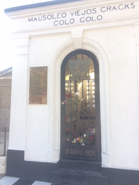 チリを代表するサッカーチーム「コロコロ」の愛好家が埋葬されている墓