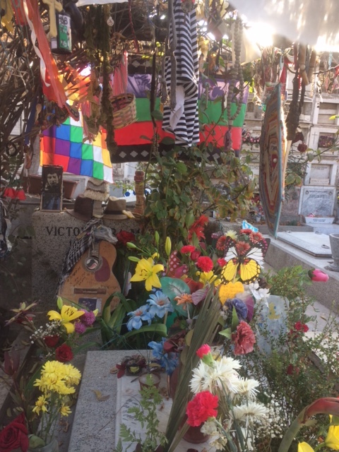 ビクトル・ハラの墓。社会主義だった彼は軍事政権中にフォークソングで革命を起こそうとした現在も英雄的な評価を受けているチリを代表する歌手