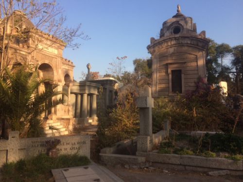 昔の富裕層が作った墓は大きな造りが多く、まるでミュージアムのよう