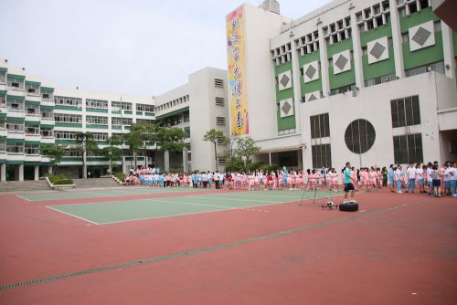 卒業生の巡礼を待つ在校生たち