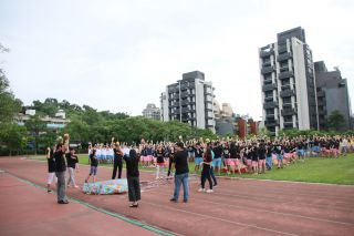 来賓たちも混じって水風船大戦が行われます
