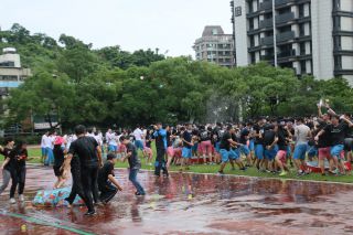 来賓（左）VS卒業生（右）のバトルも再現