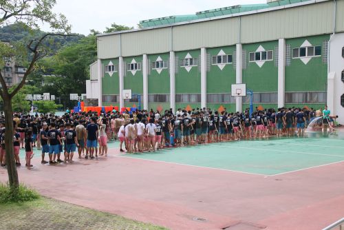 泥汚れを洗い流します