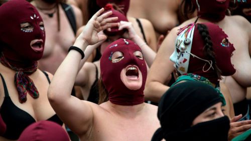 チリのサンティアゴで行われた女性の権利を主張するデモ（引用元：http://www.t13.cl/noticia/nacional/bbc/la-marcha-en-topless-contra-la-violencia-machista-y-a-favor-de-la-educacion-no-sexista-en-chile）