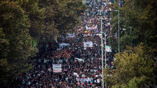 引用元：http://www.t13.cl/noticia/nacional/bbc/la-marcha-en-topless-contra-la-violencia-machista-y-a-favor-de-la-educacion-no-sexista-en-chile
