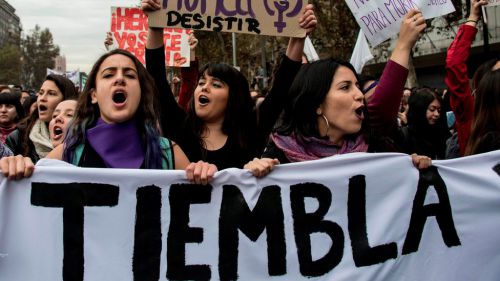 引用元：http://www.t13.cl/noticia/nacional/bbc/la-marcha-en-topless-contra-la-violencia-machista-y-a-favor-de-la-educacion-no-sexista-en-chile