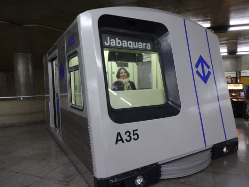 セー駅で設置された運転車両内で記念撮影する女性