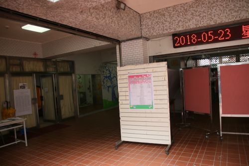 左側が会場の演議廰(小講堂)