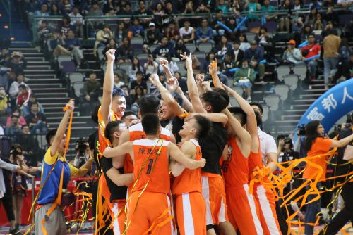 優勝を決め、喜ぶ國體の選手たち