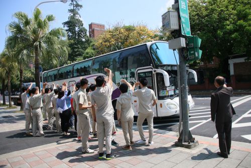 最後は全員でお見送り