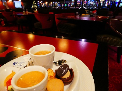 カジノ内にあるカフェでひと休み(モントルー・カジノ)