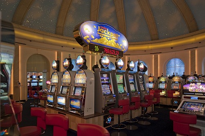カジノ内はゲームマシーンもたくさん。一見すると普通のゲームセンターっぽい？（画像提供 Kursaal Bern）