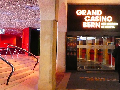 カジノをプレーする会場に入場（右側）。内部は写真撮影禁止